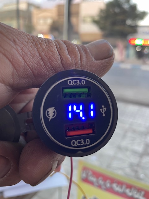 شارژر پنلی دو پورت فست شارژ دارای نمایشگر ولتاژ